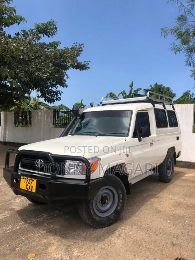 Toyota Land Cruiser 2001 White