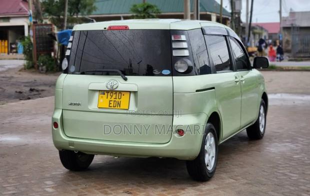 Toyota Sienta 2007 Green