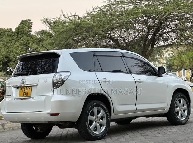 Toyota Vanguard 2009 White