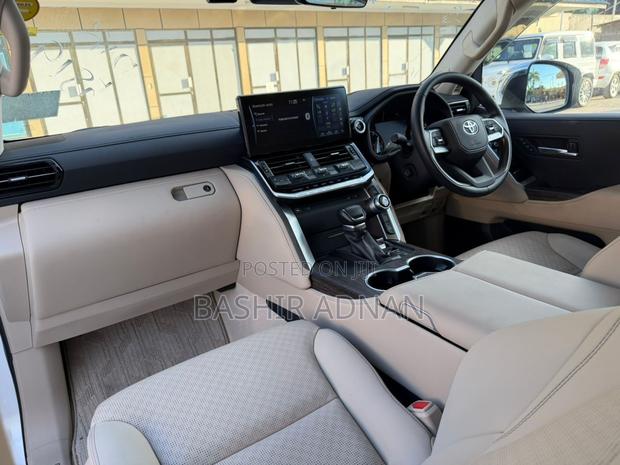 Toyota Land Cruiser LC300 2023 Off white