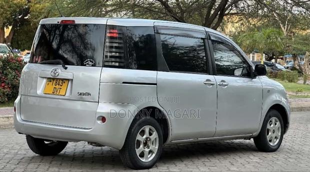 Toyota Sienta 2006 Silver