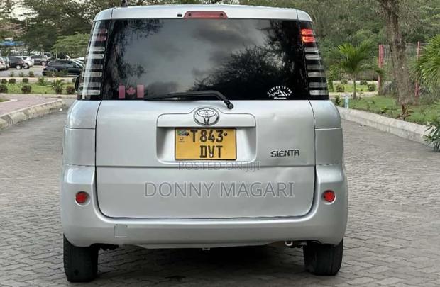 Toyota Sienta 2006 Silver