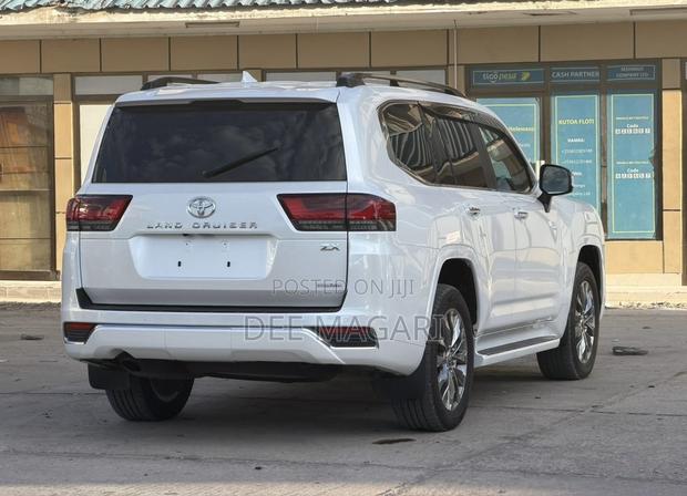 Toyota Land Cruiser LC300 2023 White