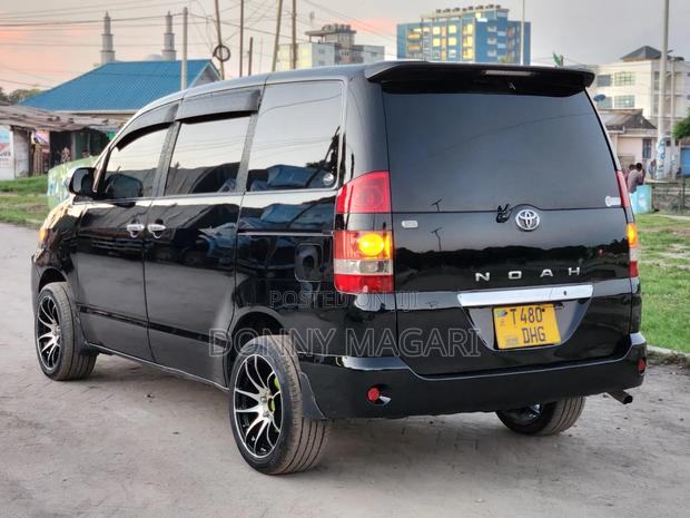 Toyota Noah 2001 Black