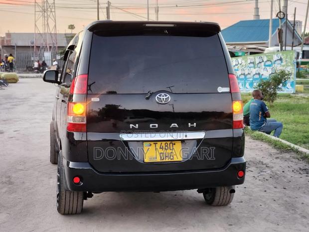 Toyota Noah 2001 Black