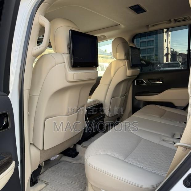 Toyota Land Cruiser LC300 2023 White