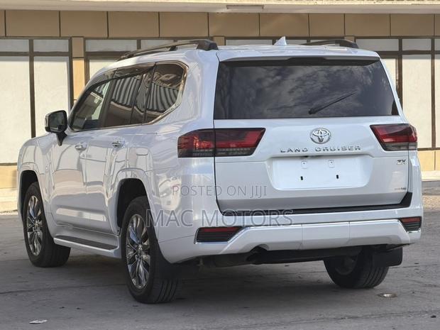 Toyota Land Cruiser LC300 2023 White