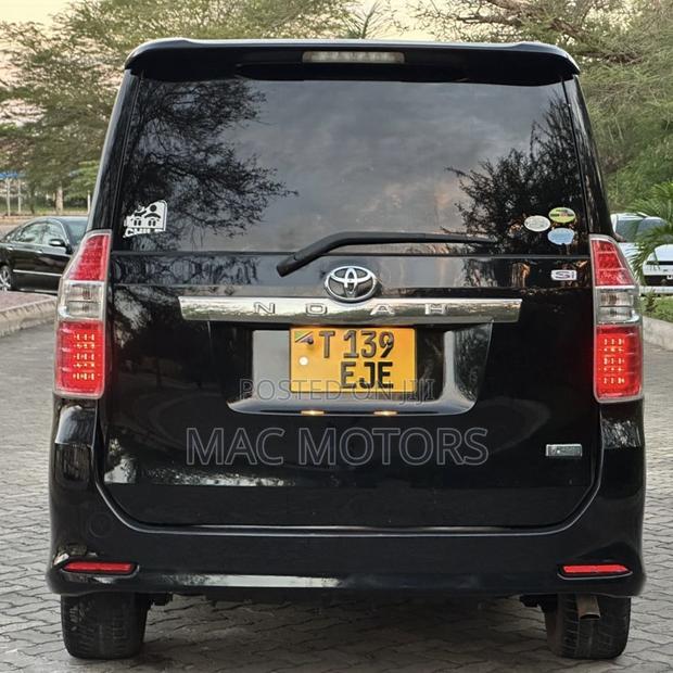Toyota Noah 2.0 158hp FWD (7 Seater) 2008 Black