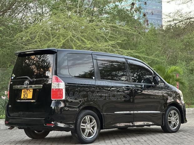 Toyota Noah 2.0 158hp FWD (7 Seater) 2008 Black