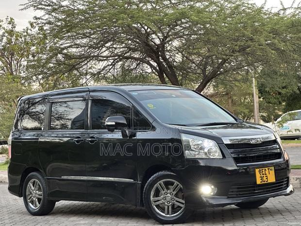 Toyota Noah 2.0 158hp FWD (7 Seater) 2008 Black