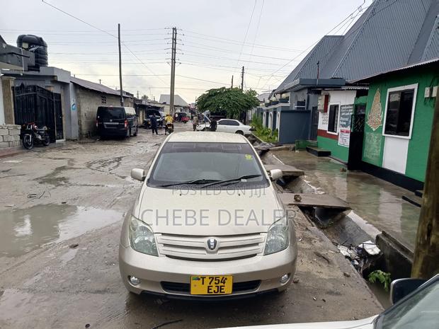 Toyota IST 2004 Gold
