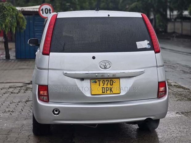 Toyota ISIS 2005 Silver