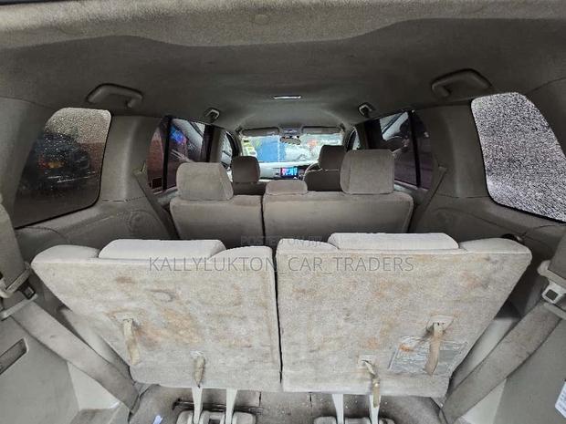 Toyota ISIS 2005 Silver