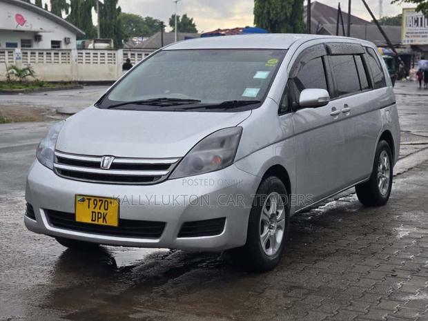 Toyota ISIS 2005 Silver