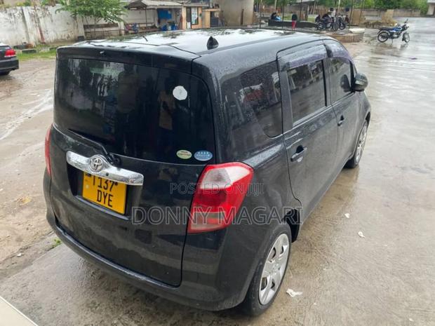 Toyota Ractis 2010 Black