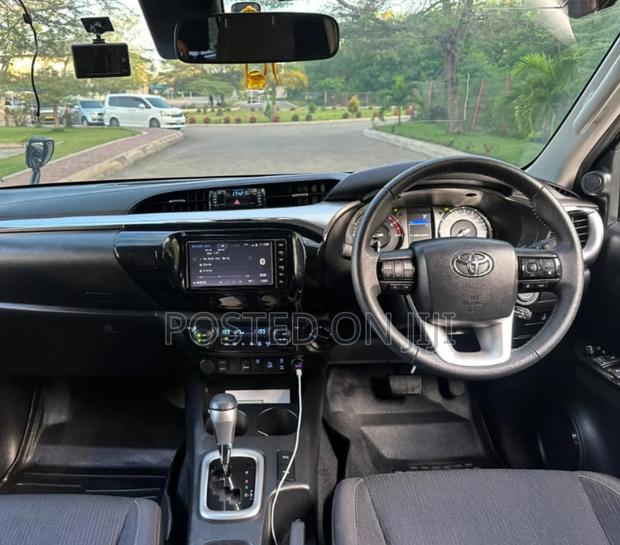 Toyota Hilux 2022 Black
