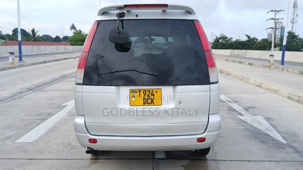 Toyota Noah 2001 Silver