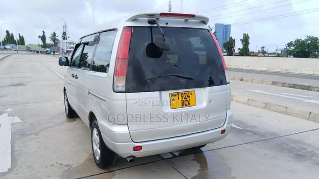 Toyota Noah 2001 Silver