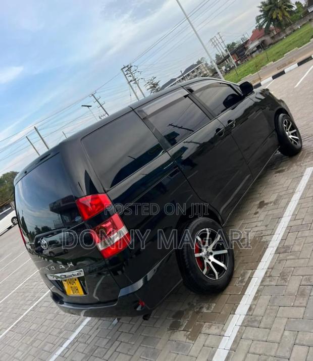 Toyota Noah 2005 Black