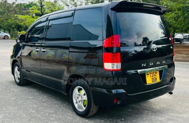 Toyota Noah 2006 Black