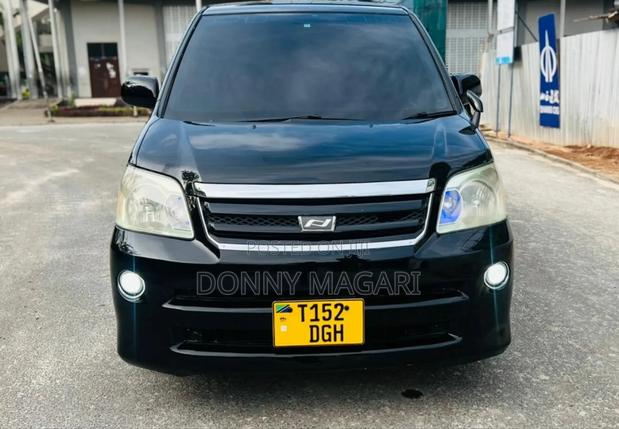 Toyota Noah 2006 Black