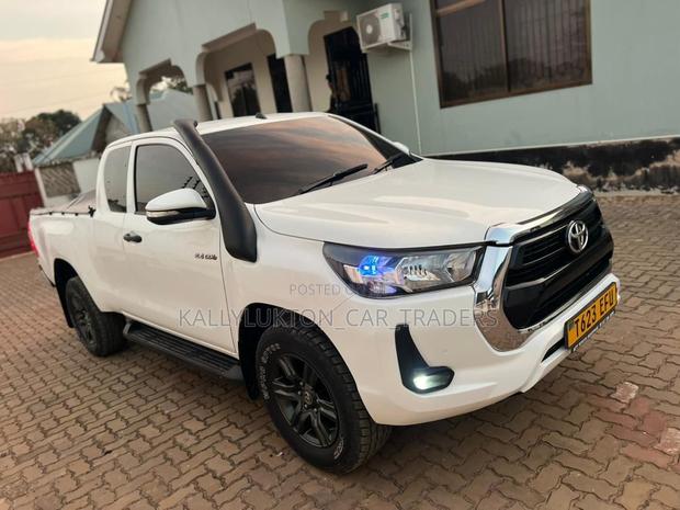 Toyota Hilux 2021 White