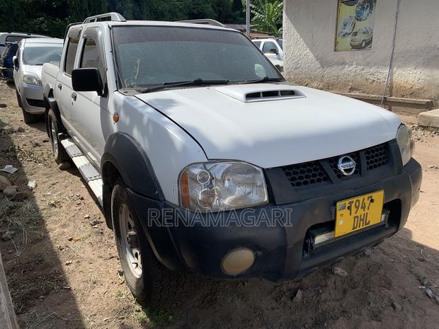 Nissan Hardbody 2015 White