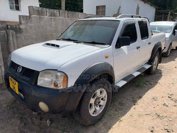 Nissan Hardbody 2015 White