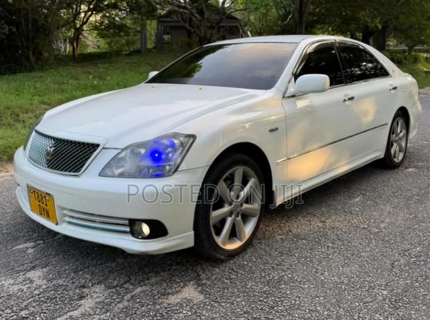 Toyota Crown 2004 White