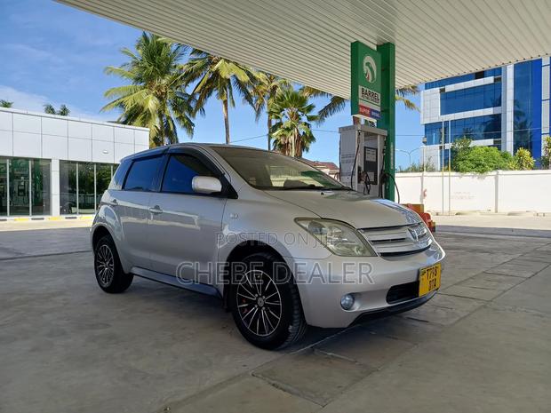 Toyota IST 2004 Silver