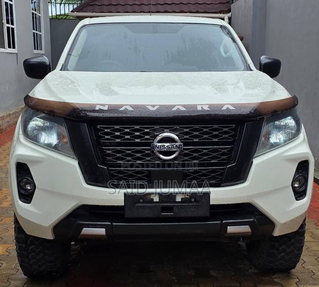 Nissan Navara 2021 White