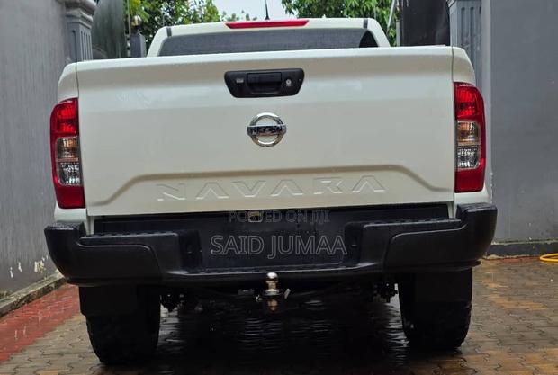 Nissan Navara 2021 White