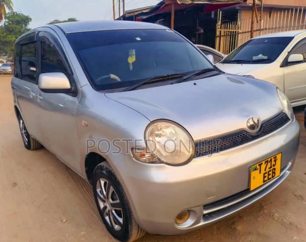 Toyota Sienta 2004 Silver