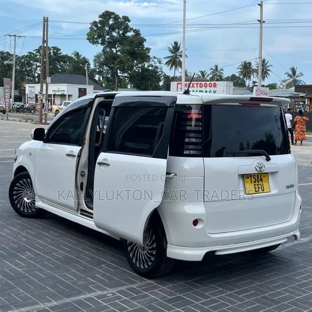 Toyota Sienta 2006 White