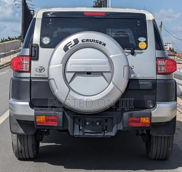 Toyota FJ Cruiser 2011 Gray
