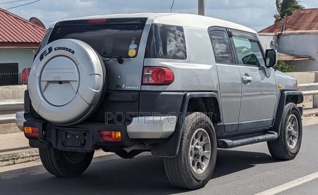 Toyota FJ Cruiser 2011 Gray