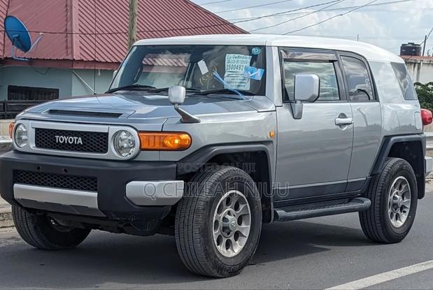 Toyota FJ Cruiser 2011 Gray