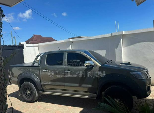 Toyota Hilux 2012 Gray