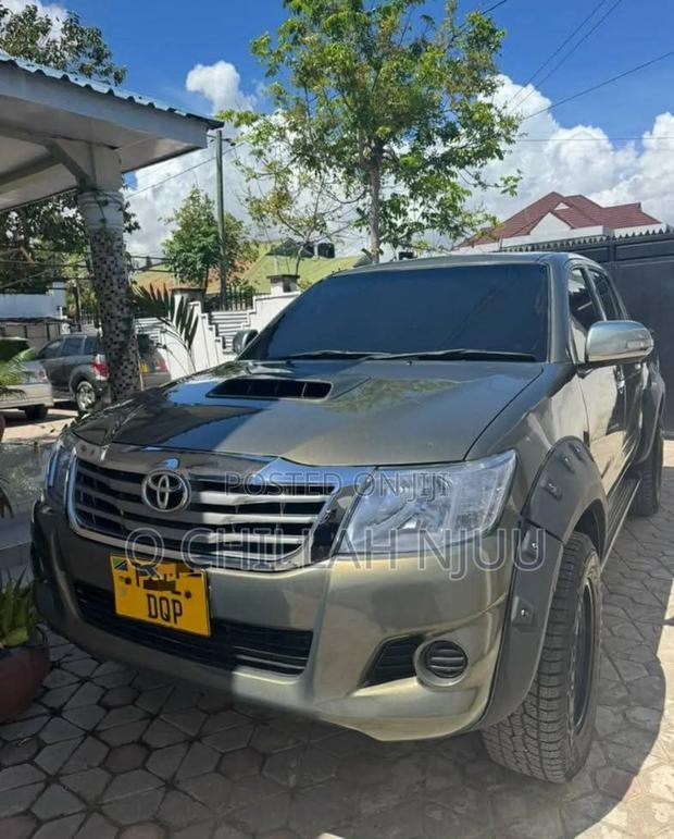 Toyota Hilux 2012 Gray