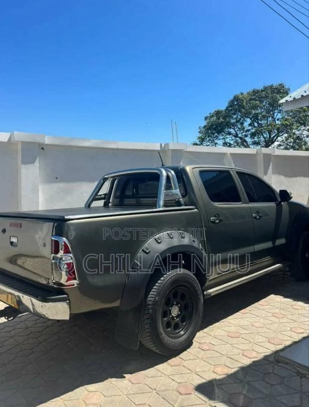 Toyota Hilux 2012 Gray