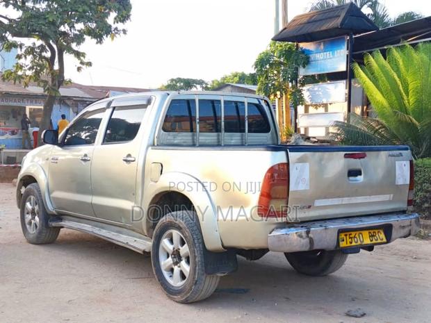 Toyota Hilux 2009 Gold