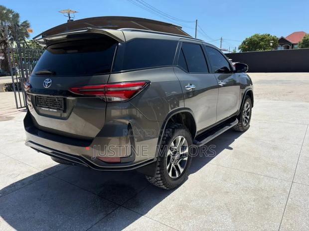 Toyota Fortuner 2023 Gray