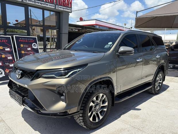 Toyota Fortuner 2023 Gray