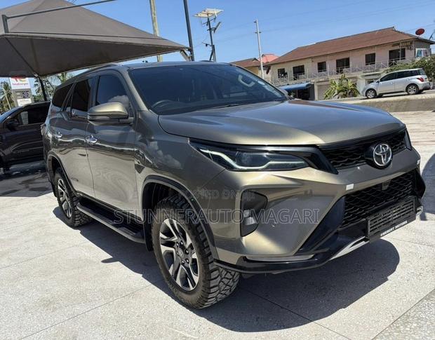 Toyota Fortuner 2023 Brown
