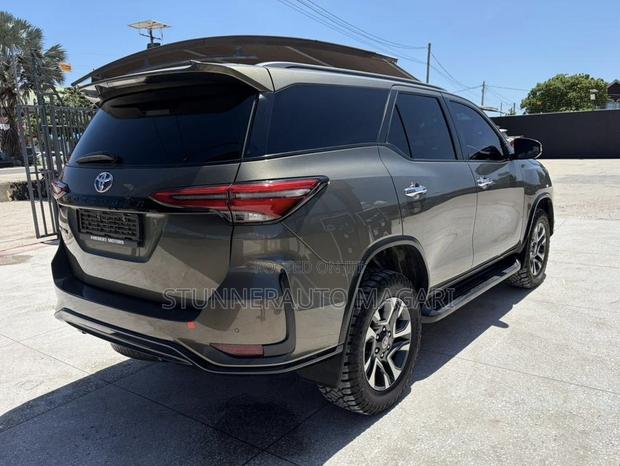 Toyota Fortuner 2023 Brown