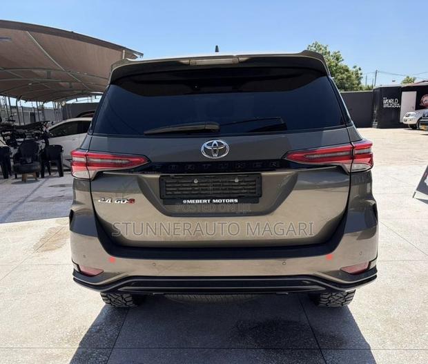 Toyota Fortuner 2023 Brown