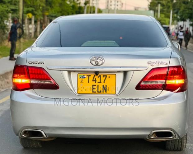 Toyota Crown 2010 Silver