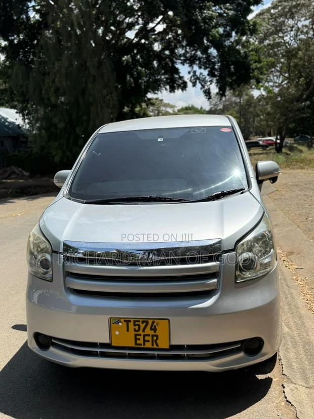 Toyota Noah 2009 Silver