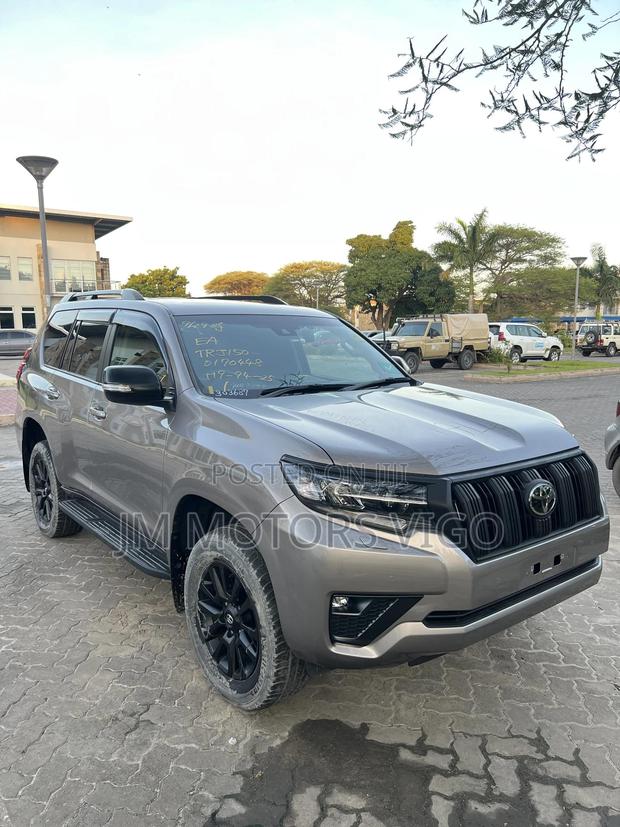 Toyota Land Cruiser Prado 2023 Gray
