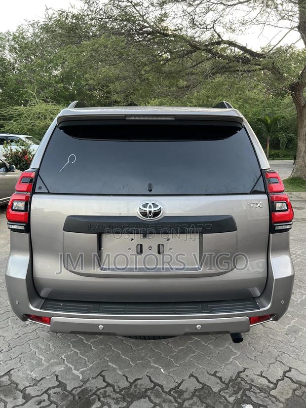 Toyota Land Cruiser Prado 2023 Gray